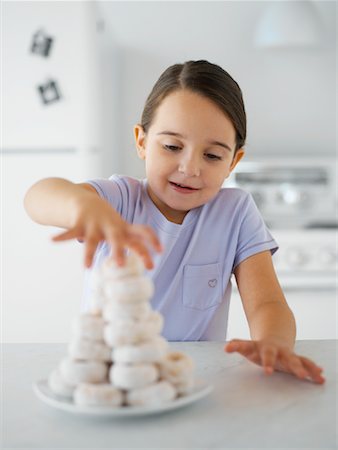 picture of plate of doughnuts - Petite fille de beignet Photographie de stock - Rights-Managed, Code: 700-00954803