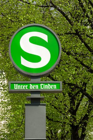 simsearch:700-07067164,k - Unter den Linen Station Sign, Berlin, Germany Fotografie stock - Rights-Managed, Codice: 700-00954904