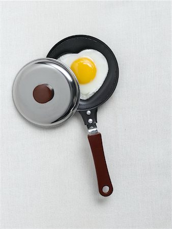 Fried Egg in Frying Pan Foto de stock - Con derechos protegidos, Código: 700-00955056