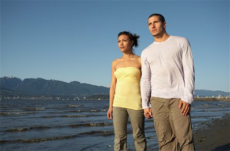 simsearch:400-04960671,k - Couple debout sur la plage, plage de Locarno, Vancouver, Colombie-Britannique, Canada Photographie de stock - Rights-Managed, Code: 700-00955180