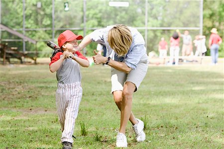 simsearch:700-00955375,k - Mère et son fils de quitter le terrain de Baseball Photographie de stock - Rights-Managed, Code: 700-00955373