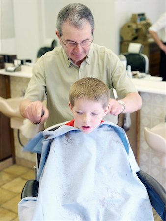 simsearch:693-03307097,k - Boy Getting Haircut Foto de stock - Direito Controlado, Número: 700-00955421