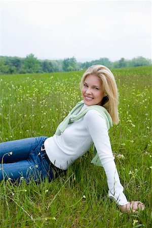 Woman Sitting on Grass Photographie de stock - Rights-Managed, Code: 700-00955674