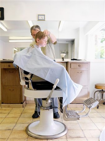 simsearch:693-03307097,k - Boy Getting Haircut Foto de stock - Direito Controlado, Número: 700-00984267