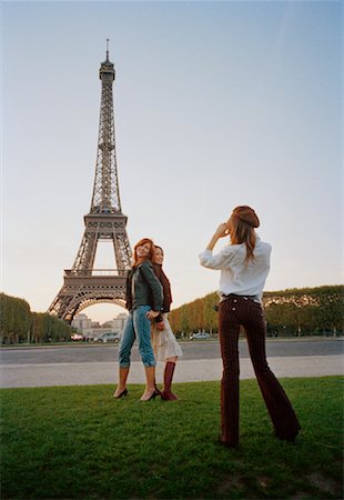 photoshooting - Frau posieren für Bild vor Eiffelturm, Paris, Frankreich Stockbilder - Lizenzpflichtiges, Bildnummer: 700-00984326