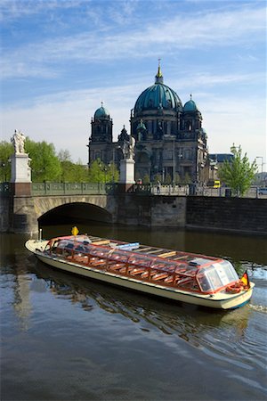 river spree - Tour Boat on Canal, Berlin Cathedral in Background, Berlin, Germany Foto de stock - Con derechos protegidos, Código: 700-00984438