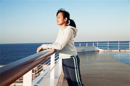 simsearch:700-00616776,k - Femme debout sur le bateau de croisière Photographie de stock - Rights-Managed, Code: 700-00983219