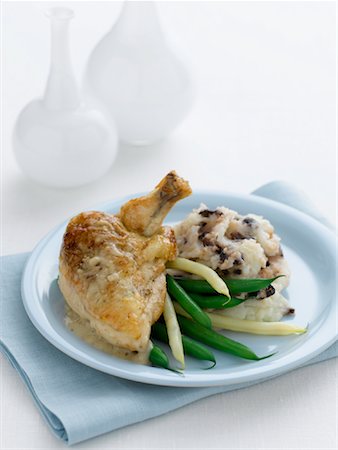 Porcini Stuffed Chicken with Mash and Beans Foto de stock - Con derechos protegidos, Código: 700-00983261