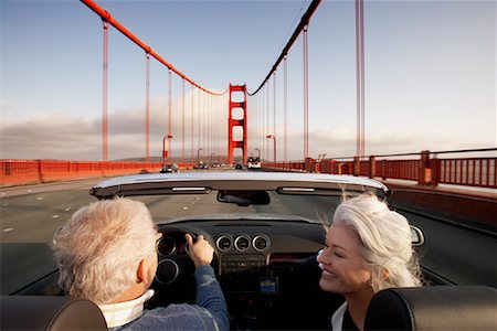 san francisco, road - Couple traverse le Golden Gate Bridge, San Francisco, Californie, USA Photographie de stock - Rights-Managed, Code: 700-00983394