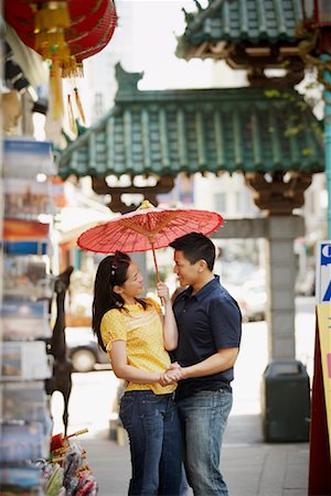 simsearch:700-00983402,k - Couple dans la rue avec Parasol, Chinatown, San Francisco, Californie, USA Photographie de stock - Rights-Managed, Code: 700-00983407