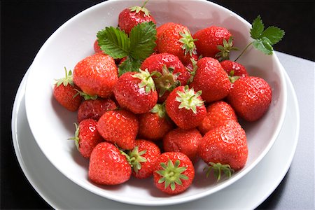 simsearch:700-00519424,k - Bowl of Strawberries Foto de stock - Con derechos protegidos, Código: 700-01014427
