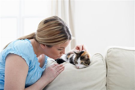 Femme sur le canapé avec chaton Photographie de stock - Rights-Managed, Code: 700-01015040