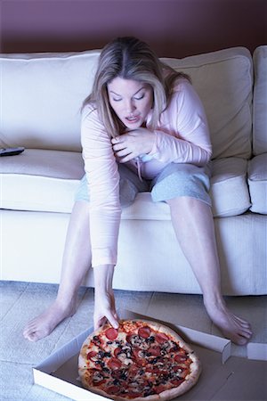 Woman on Sofa with Pizza Foto de stock - Con derechos protegidos, Código: 700-01015073