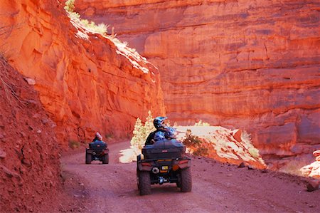 People Driving ATVs Through Canyon, Moab, Utah, USA Foto de stock - Con derechos protegidos, Código: 700-01029742