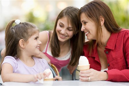 Mother and Daughters Eating Ice Cream Foto de stock - Con derechos protegidos, Código: 700-01029916