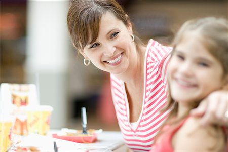 Mother and Daughter Eating Foto de stock - Con derechos protegidos, Código: 700-01029911