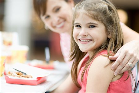 Mother and Daughter Eating Foto de stock - Con derechos protegidos, Código: 700-01029912