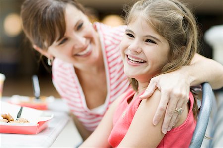 Mother and Daughter Eating Foto de stock - Con derechos protegidos, Código: 700-01029913