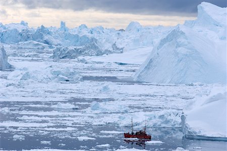 pesca en el hielo - Fishing Boat near Icebergs Foto de stock - Con derechos protegidos, Código: 700-01036709