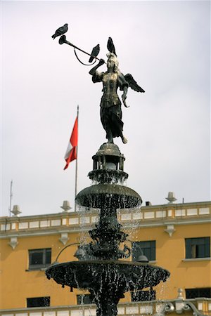 simsearch:700-02594238,k - Fontaine de la Plaza de Armas, Lima, Peru Photographie de stock - Rights-Managed, Code: 700-01037256