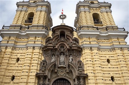 Looking up at the Convento y Museo de San Francisco, Lima, Peru Foto de stock - Con derechos protegidos, Código: 700-01037252