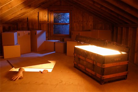 Person Entering Attic through Trap Door Foto de stock - Con derechos protegidos, Código: 700-01037308