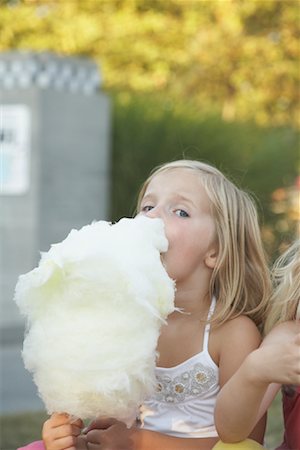 simsearch:600-00795543,k - Mädchen essen Zuckerwatte Stockbilder - Lizenzpflichtiges, Bildnummer: 700-01030101