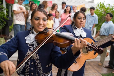 Mariachi Musicians at Family Gathering Foto de stock - Con derechos protegidos, Código: 700-01041309