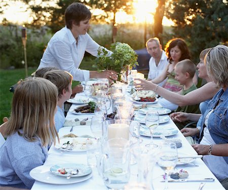 dad dining - Réunion en plein air de famille Photographie de stock - Rights-Managed, Code: 700-01042602