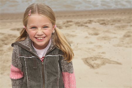 simsearch:700-01042738,k - Portrait of Girl on Beach Foto de stock - Direito Controlado, Número: 700-01042698