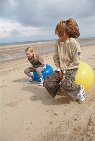 simsearch:695-05777236,k - Children Bouncing on Space Hoppers Fotografie stock - Rights-Managed, Codice: 700-01042703