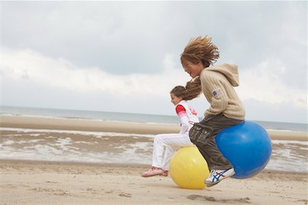 Enfants rebondir sur Space Hoppers Photographie de stock - Rights-Managed, Code: 700-01042710