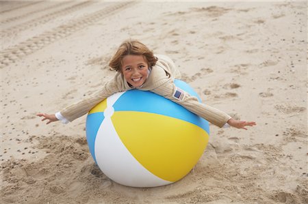 simsearch:700-05969979,k - Garçon jouant avec gros ballon de plage Photographie de stock - Rights-Managed, Code: 700-01042721