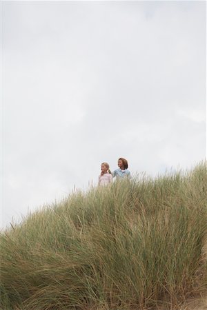 simsearch:700-01042710,k - Boy and Girl Standing in Long Grass Foto de stock - Direito Controlado, Número: 700-01042749