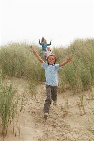 Children Running on Beach Foto de stock - Con derechos protegidos, Código: 700-01042741