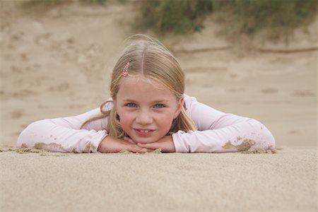 Portrait de jeune fille sur la plage Photographie de stock - Rights-Managed, Code: 700-01042756