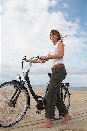 simsearch:633-03444682,k - Femme à vélo sur la plage Photographie de stock - Rights-Managed, Code: 700-01042779