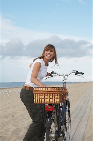 simsearch:700-01042782,k - Frau mit Fahrrad am Strand Stockbilder - Lizenzpflichtiges, Bildnummer: 700-01042785