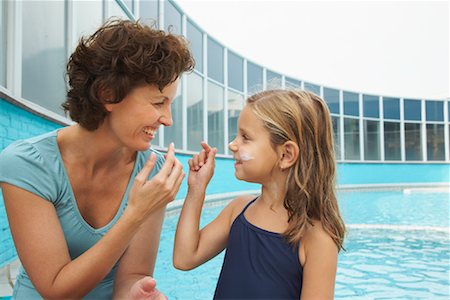 portrait of girl poolside - Mère et fille de la piscine Photographie de stock - Rights-Managed, Code: 700-01072145