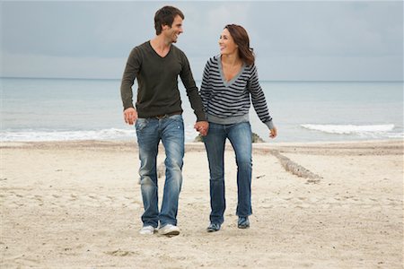 simsearch:700-01082867,k - Couple Holding Hands sur plage Photographie de stock - Rights-Managed, Code: 700-01082862