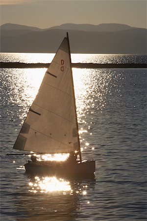 Sailboat at Sunset Foto de stock - Direito Controlado, Número: 700-01083125