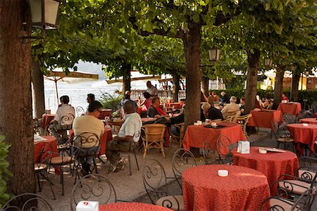 People at Outdoor Cafe by, Lake Como, Bellagio, Italy Foto de stock - Con derechos protegidos, Código: 700-01083356