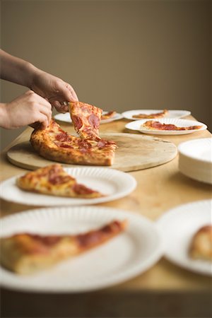 simsearch:600-01374284,k - Person Pizza Slices auf Teller setzen Stockbilder - Lizenzpflichtiges, Bildnummer: 700-01083466