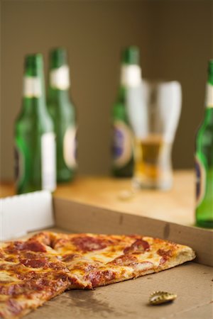 simsearch:700-00518963,k - Pepperoni Pizza and Beer Foto de stock - Direito Controlado, Número: 700-01083463