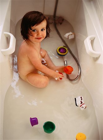 simsearch:700-01695379,k - Petite fille dans la baignoire Photographie de stock - Rights-Managed, Code: 700-01083470
