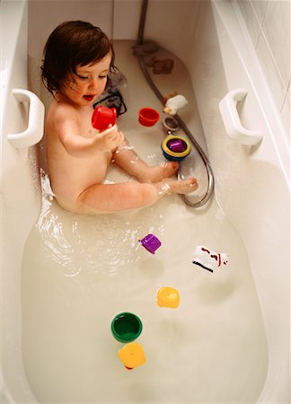 simsearch:700-01695379,k - Petite fille dans la baignoire Photographie de stock - Rights-Managed, Code: 700-01083472