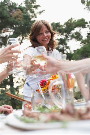summer backyard party - People Toasting with Glasses of Wine Foto de stock - Con derechos protegidos, Código: 700-01083610