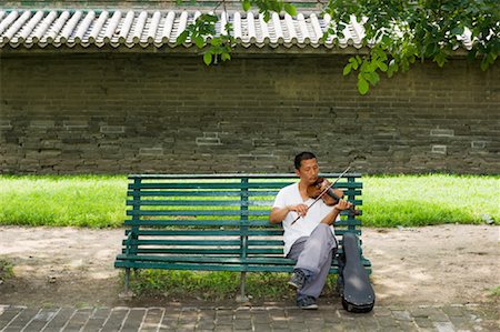 simsearch:841-02919356,k - Homme qui joue un violon sur le banc de parc, Beijing, Chine Photographie de stock - Rights-Managed, Code: 700-01083929