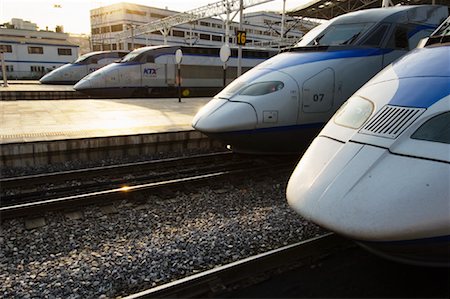 simsearch:700-01879888,k - Bullet Trains Lined Up at Train Station Foto de stock - Direito Controlado, Número: 700-01083952