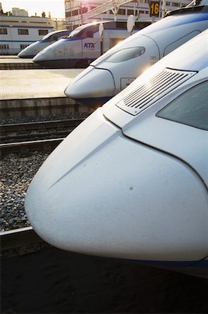 simsearch:700-08697973,k - Bullet Trains Lined Up at Train Station Foto de stock - Con derechos protegidos, Código: 700-01083953